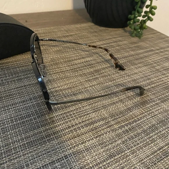 EUC PRADA SUNGLASSES w/CASE CLASSIC STYLE EUC PRADA SUNGLASSES w/CASE CLASSIC STYLE main image 3